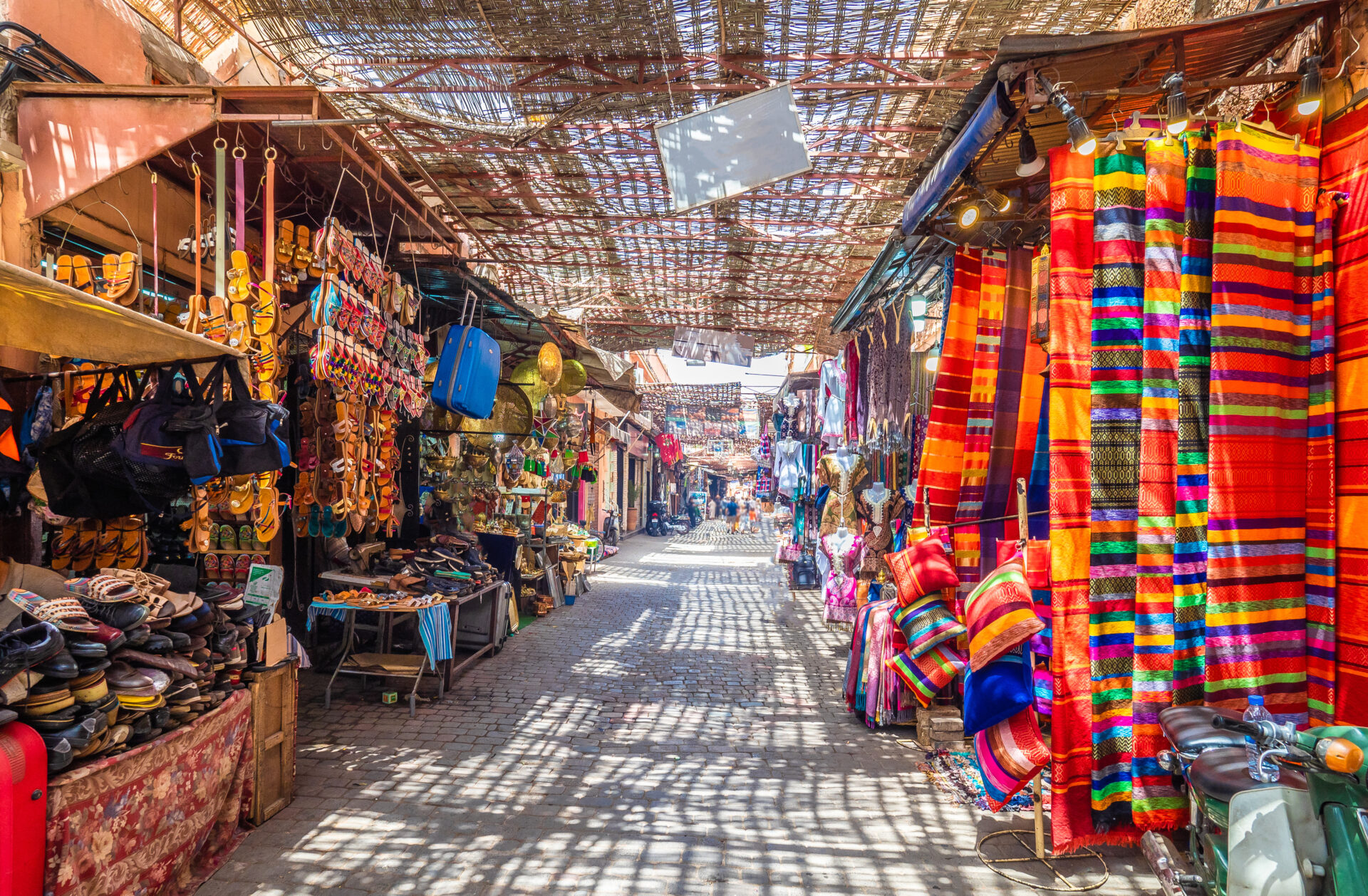 Ruelle d'un souk de Marrakech aux étals colorés