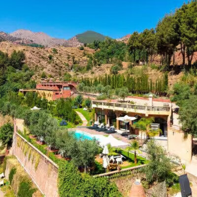 Vue aérienne du domaine de l'Aurocher, sa piscine et ses jardins en terrasses