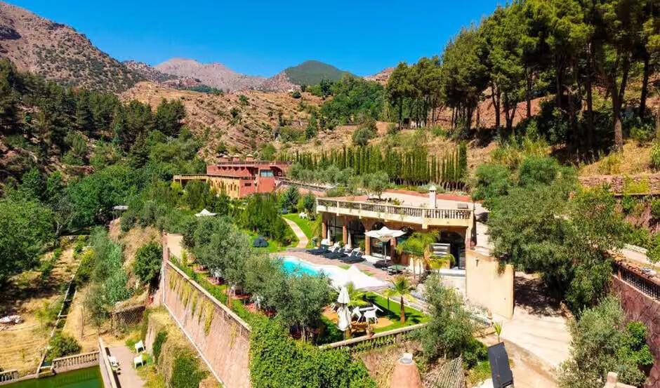 Vue aérienne du domaine de l'Aurocher, sa piscine et ses jardins en terrasses