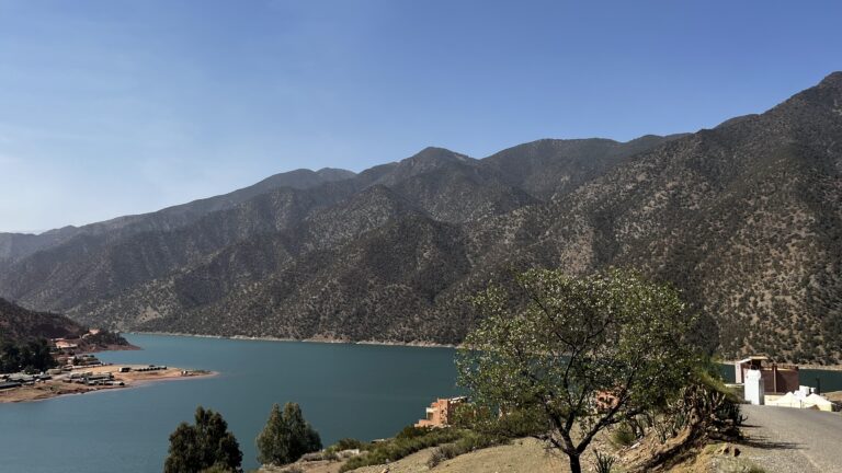 Lac et montagnes de la vallée de Ouirgane