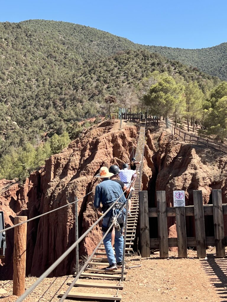 Passerelle dans les canyons de terre rouge des Terres d'Amanar