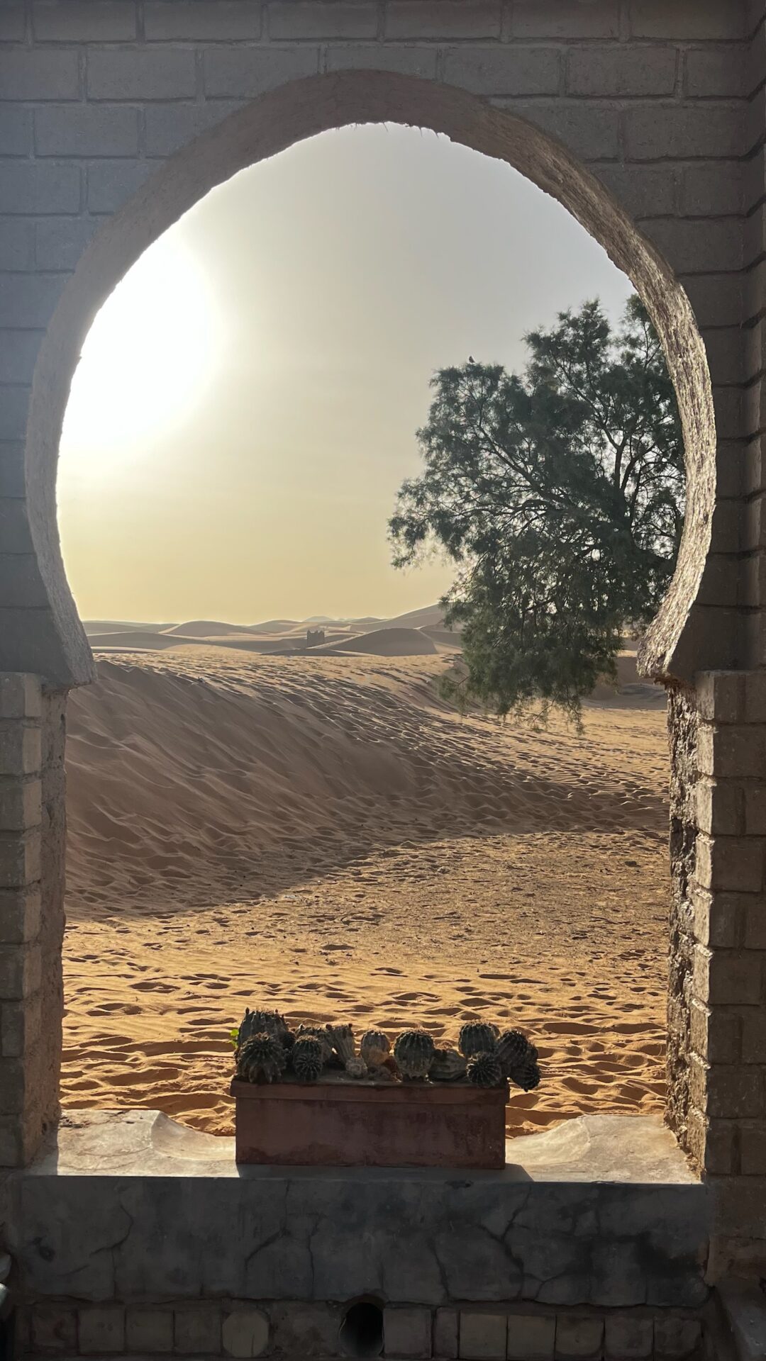 Fenêtre en arche ouverte sur les dunes du désert