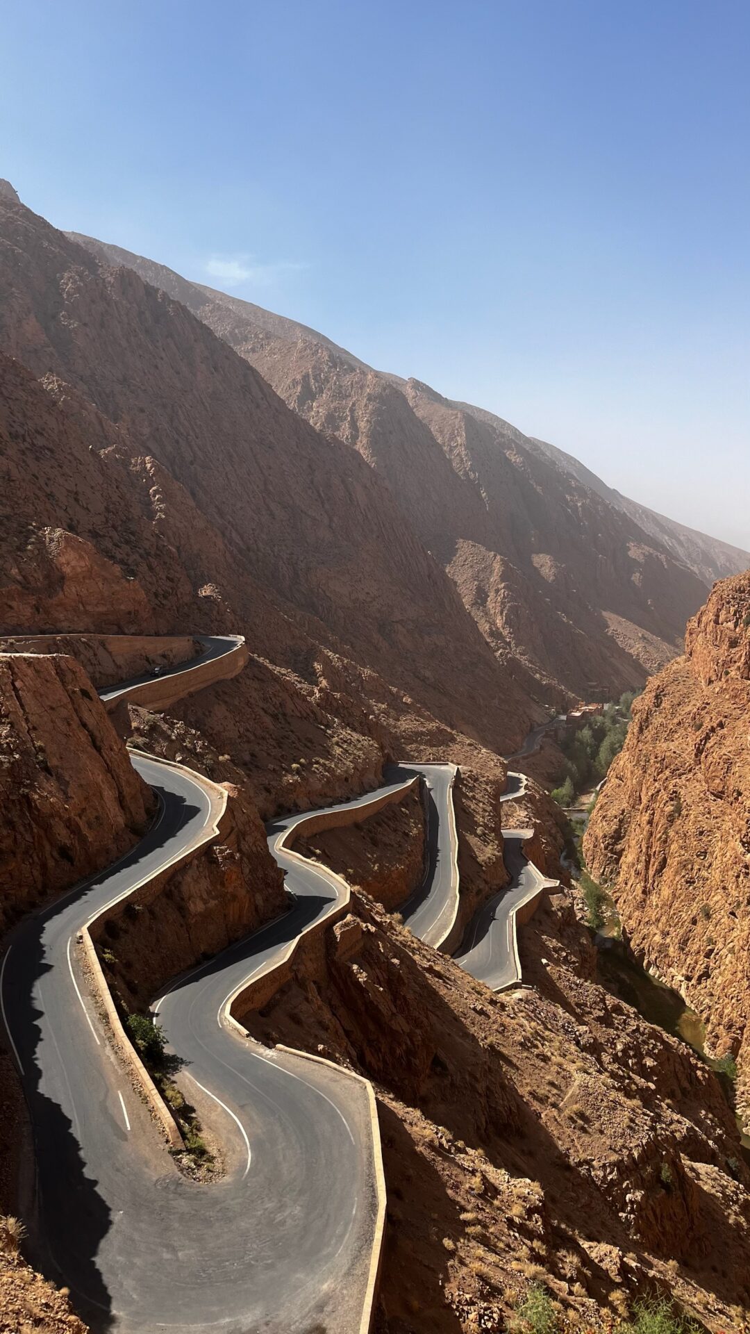 Route en lacets dans les gorges de l'Atlas