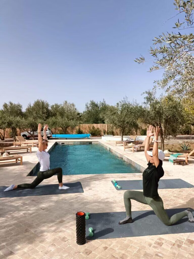 Séance de sport au bord de la piscine