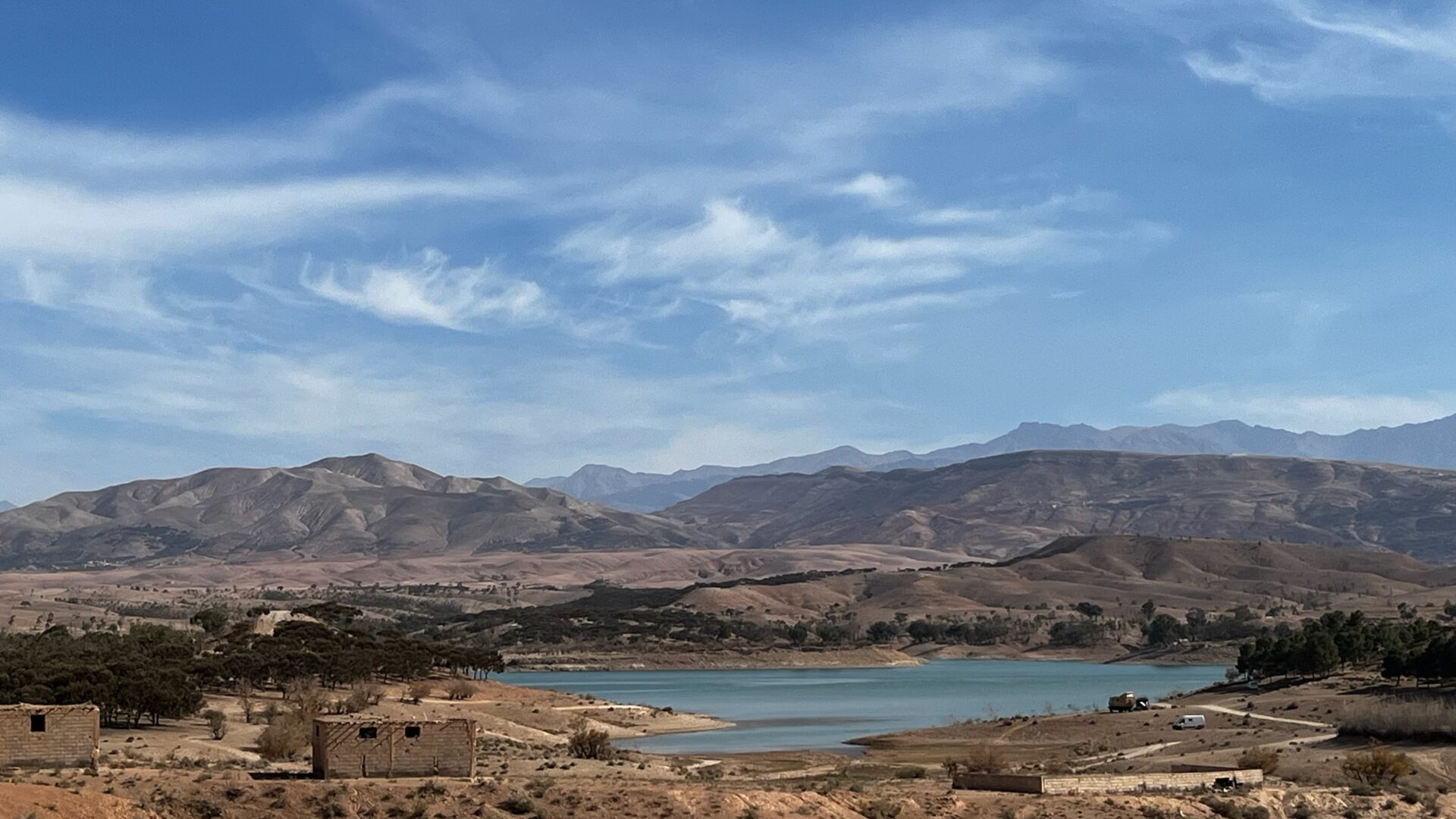 Lac de barrage entouré des montagnes de l'Atlas