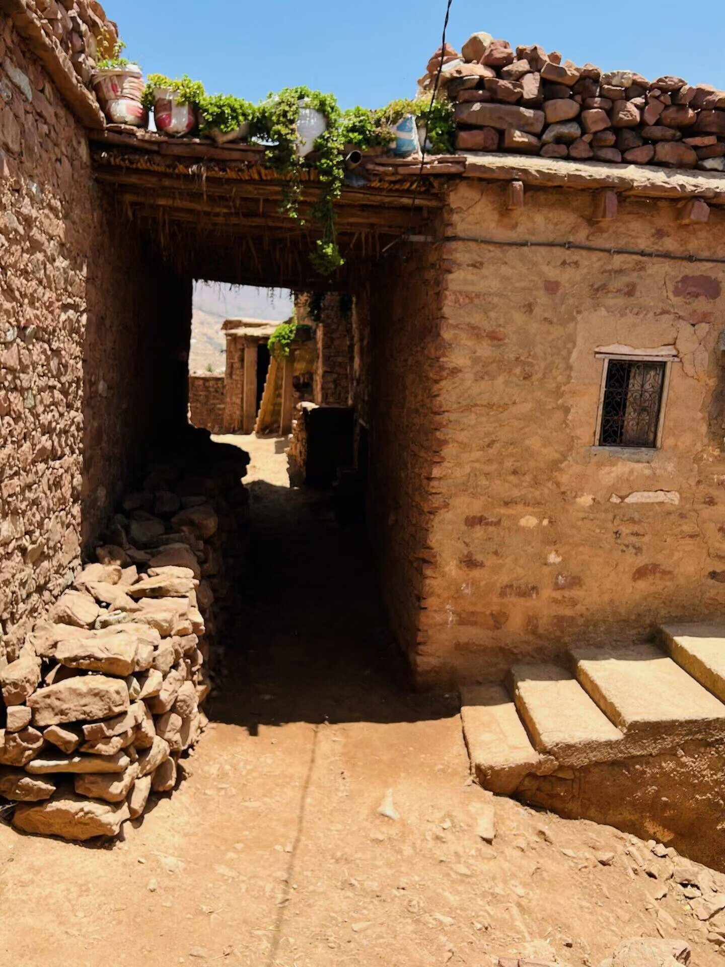 Passage couvert dans un village berbère en pierre