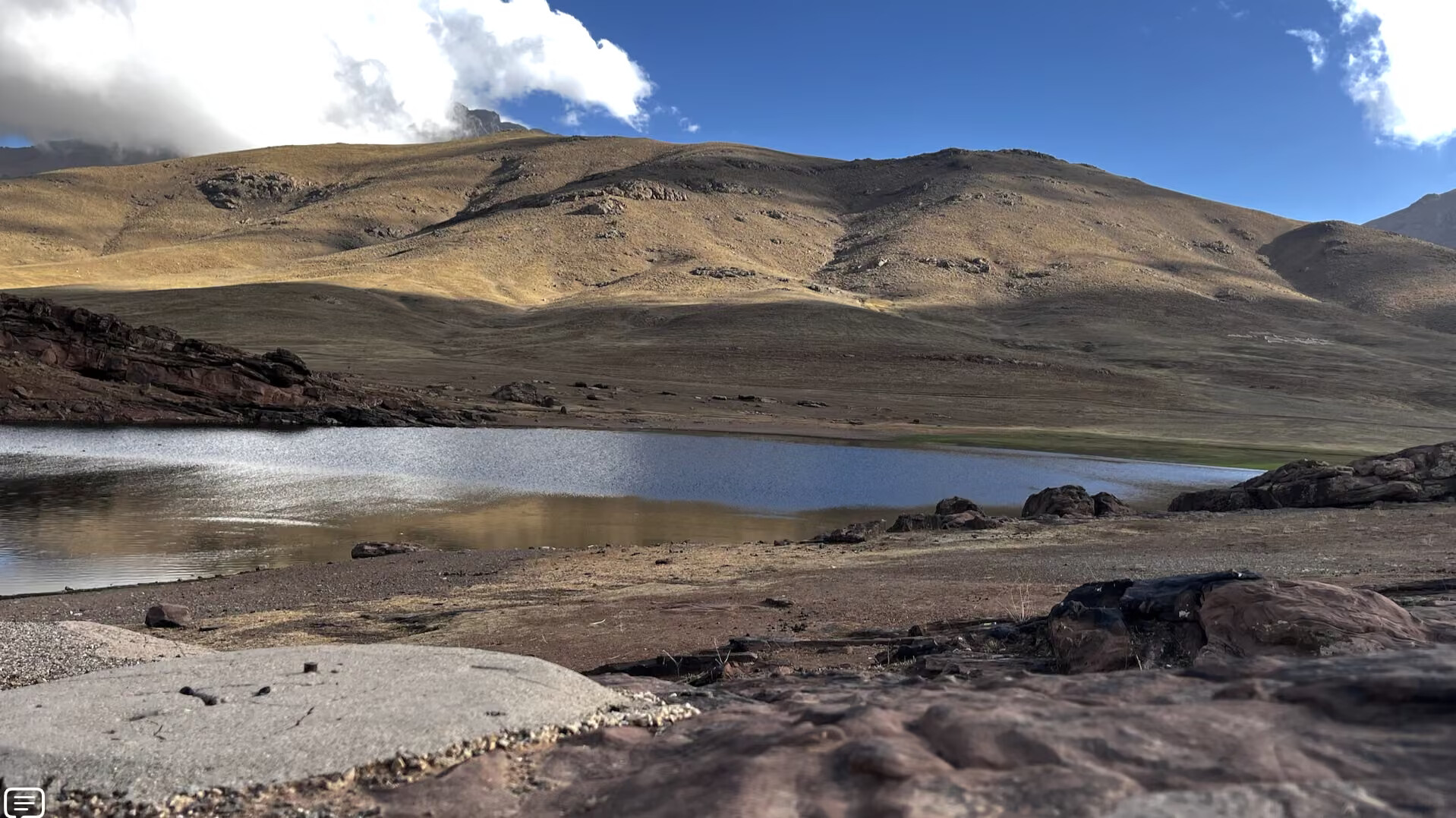 Lac d'altitude au pied des sommets du Haut Atlas