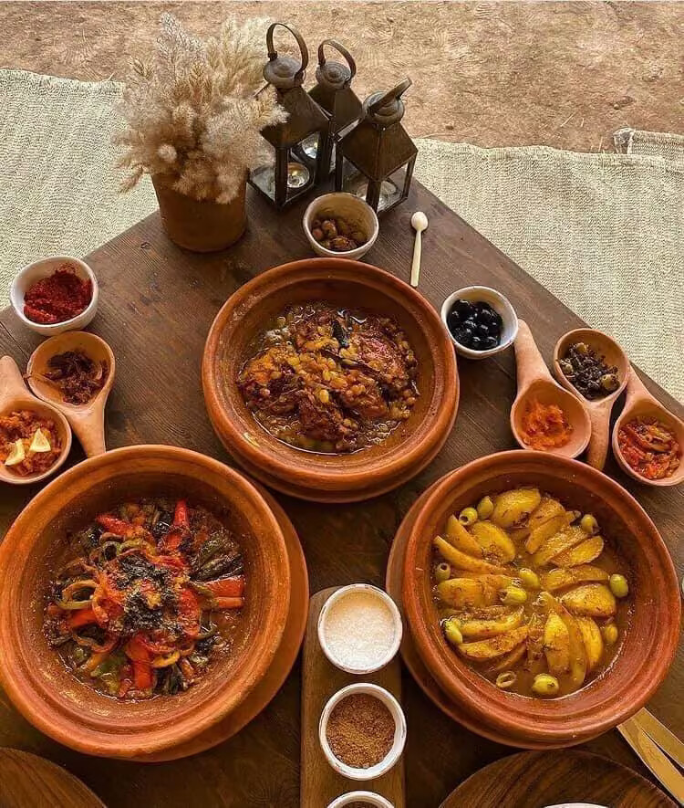 Plats et tajines marocains servis pour le déjeuner