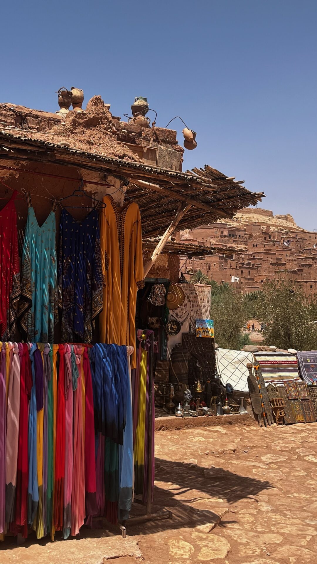Échoppe de tissus colorés dans un village de l'Atlas