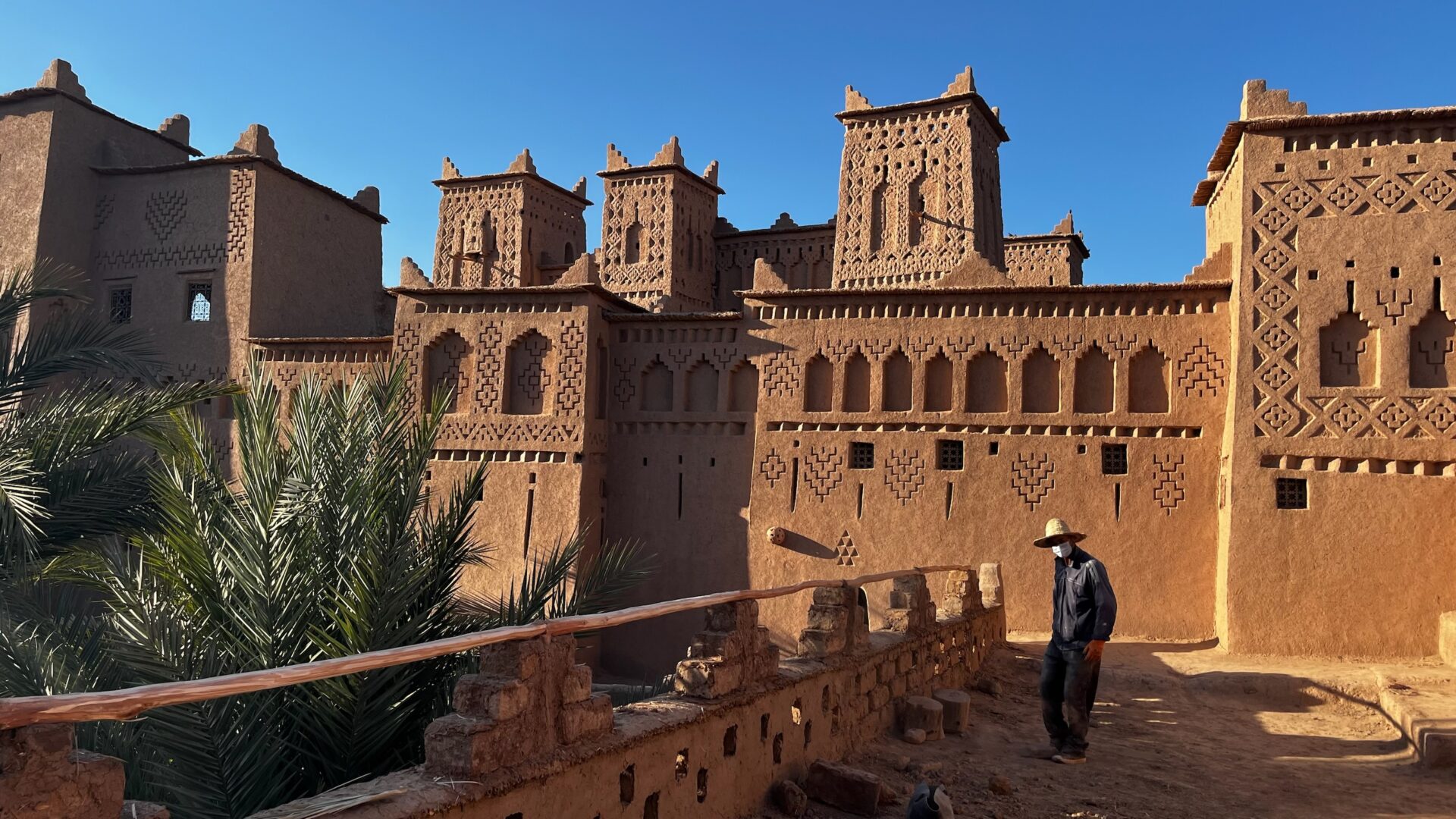 Kasbah ornée et voyageur sur la terrasse