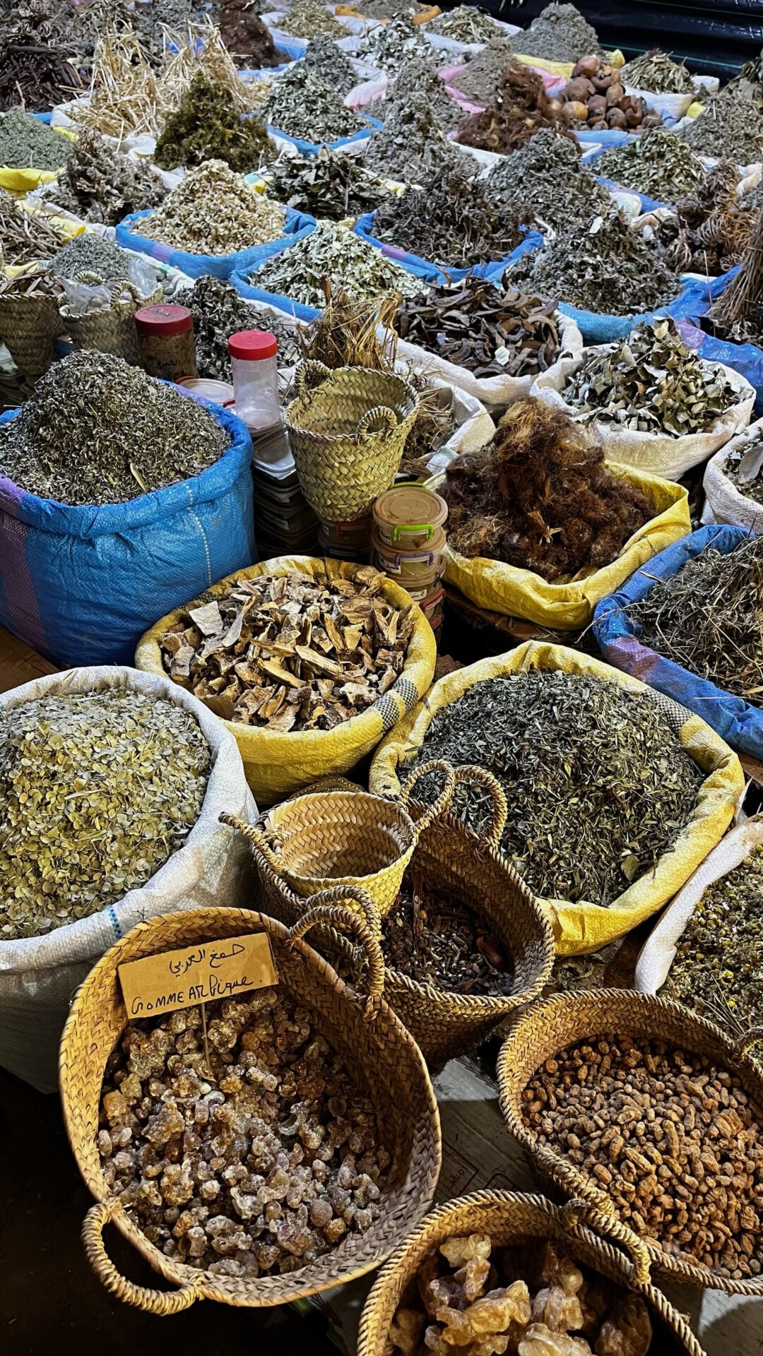 Paniers d'épices et d'herbes séchées au souk