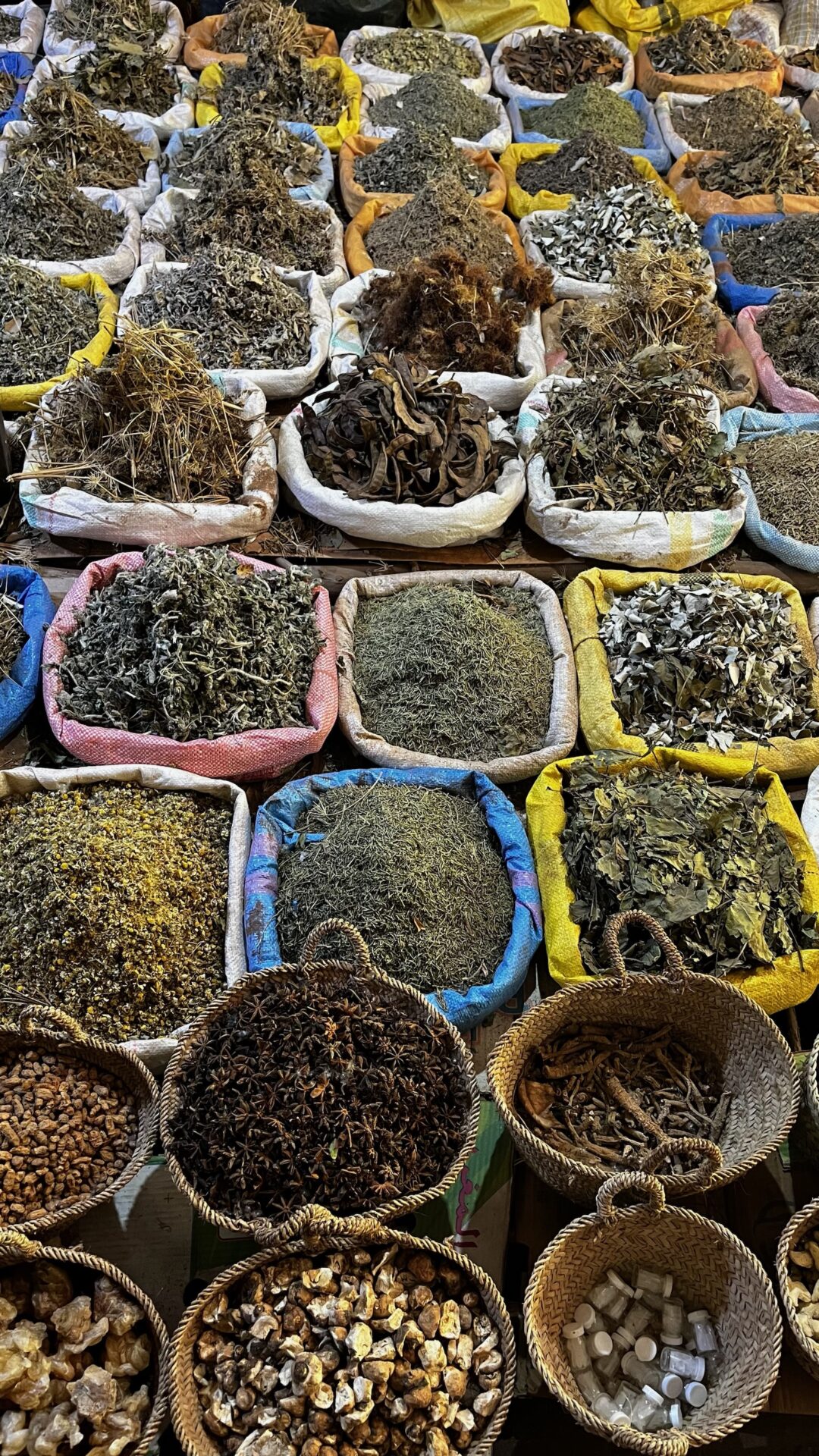 Sacs d'herbes et d'épices séchées sur un marché