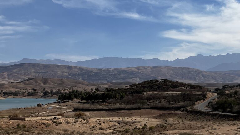 Lac de Lalla Takerkoust et l'Atlas en arrière-plan