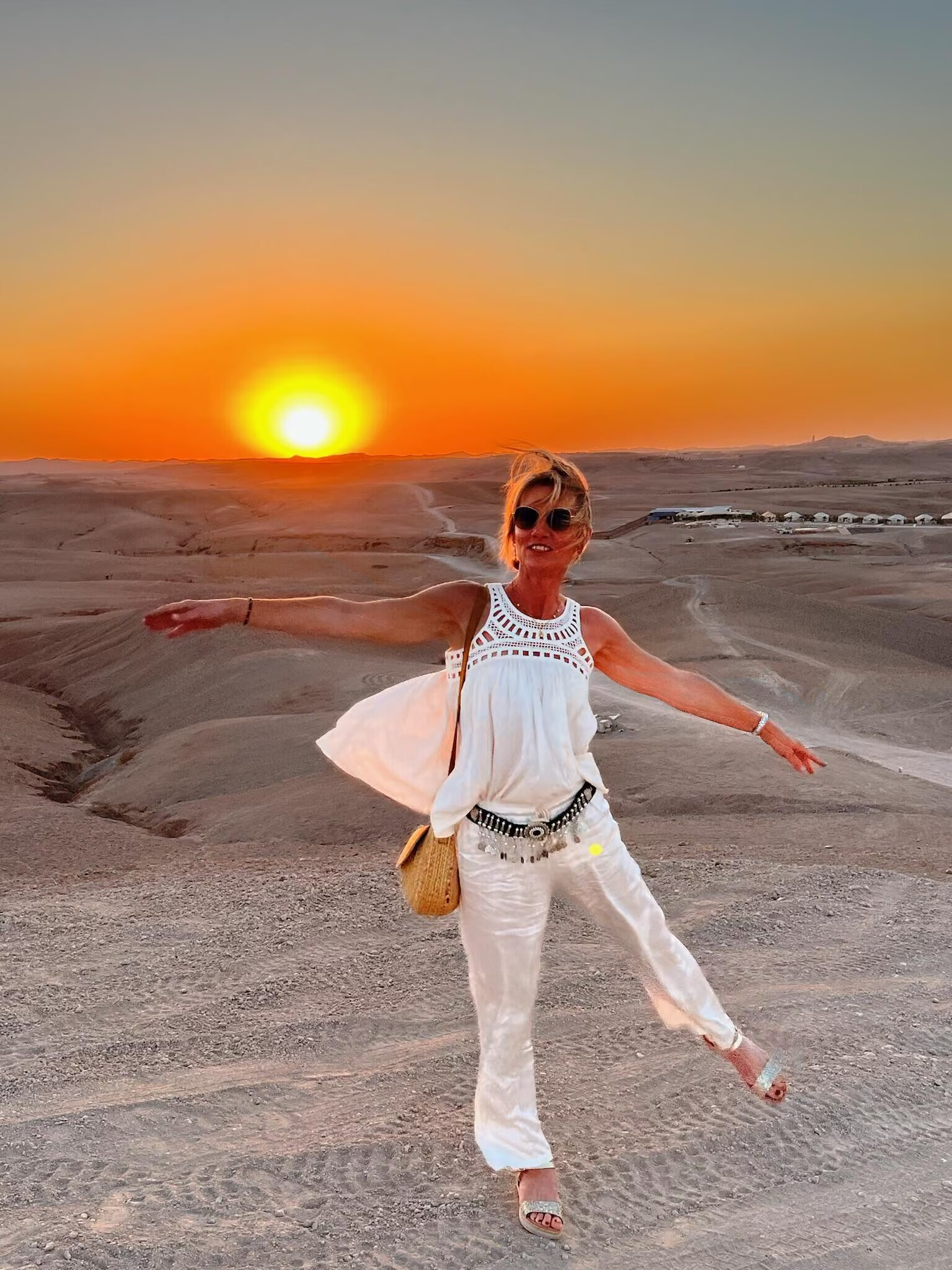Christine KICA, fondatrice de Reset You, au coucher du soleil dans le désert