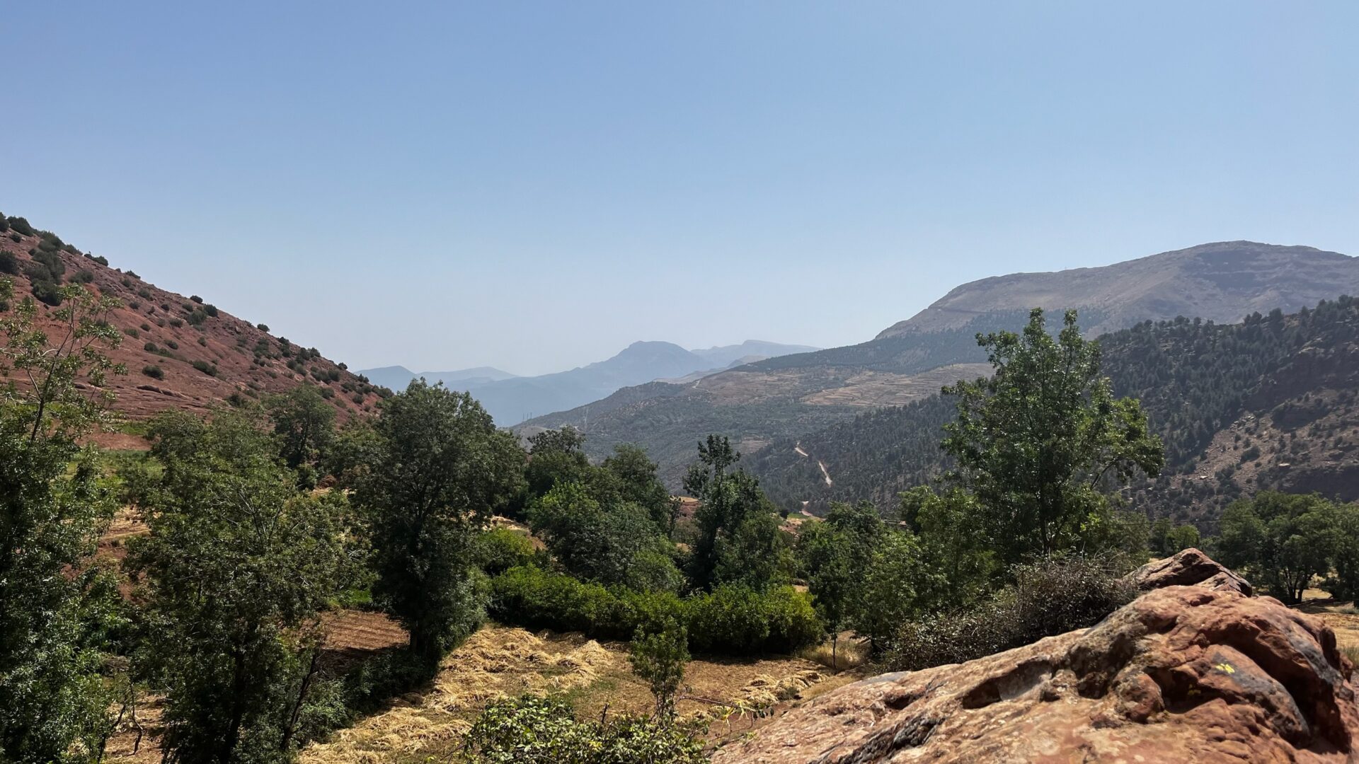 Vue sur les collines boisées du Haut Atlas