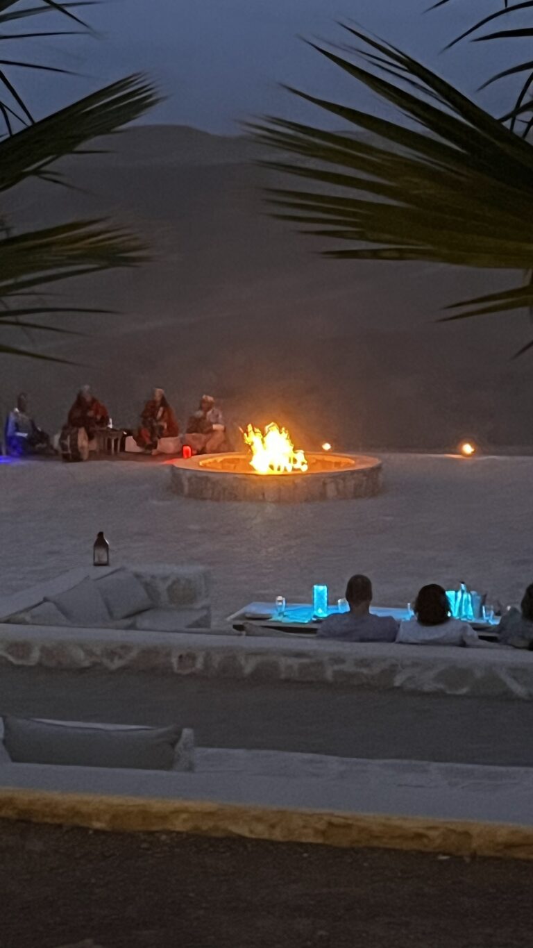 Soirée autour d'un feu dans le désert d'Agafay