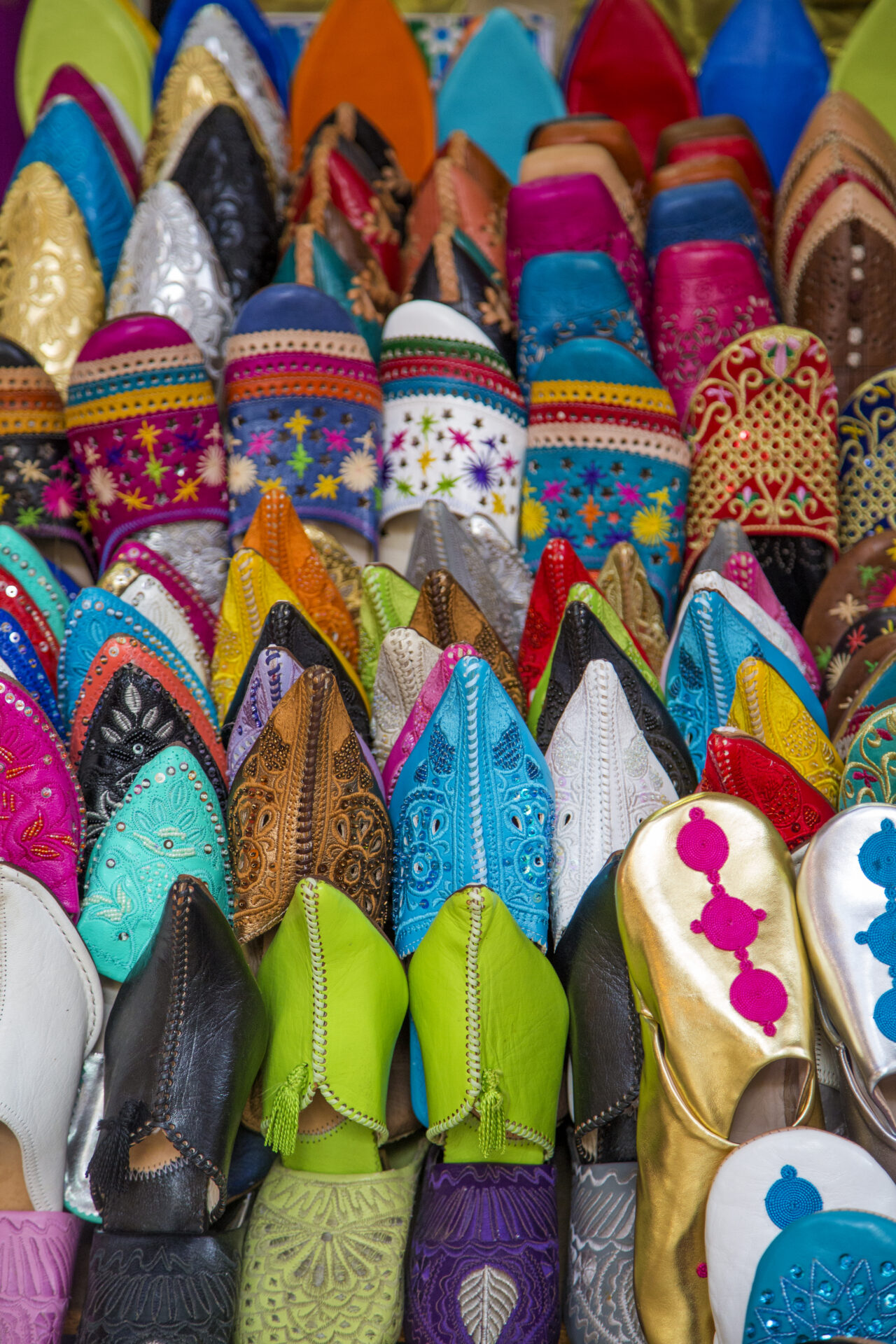 Babouches colorées dans un souk marocain