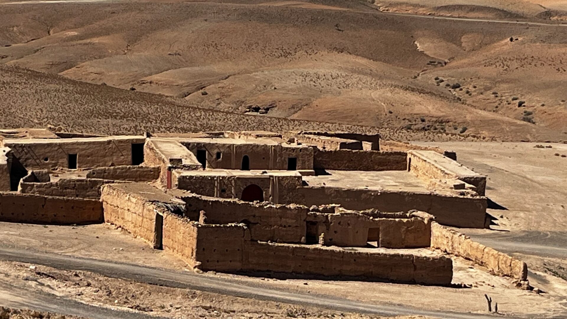Ruines d'une kasbah en pisé dans un paysage aride
