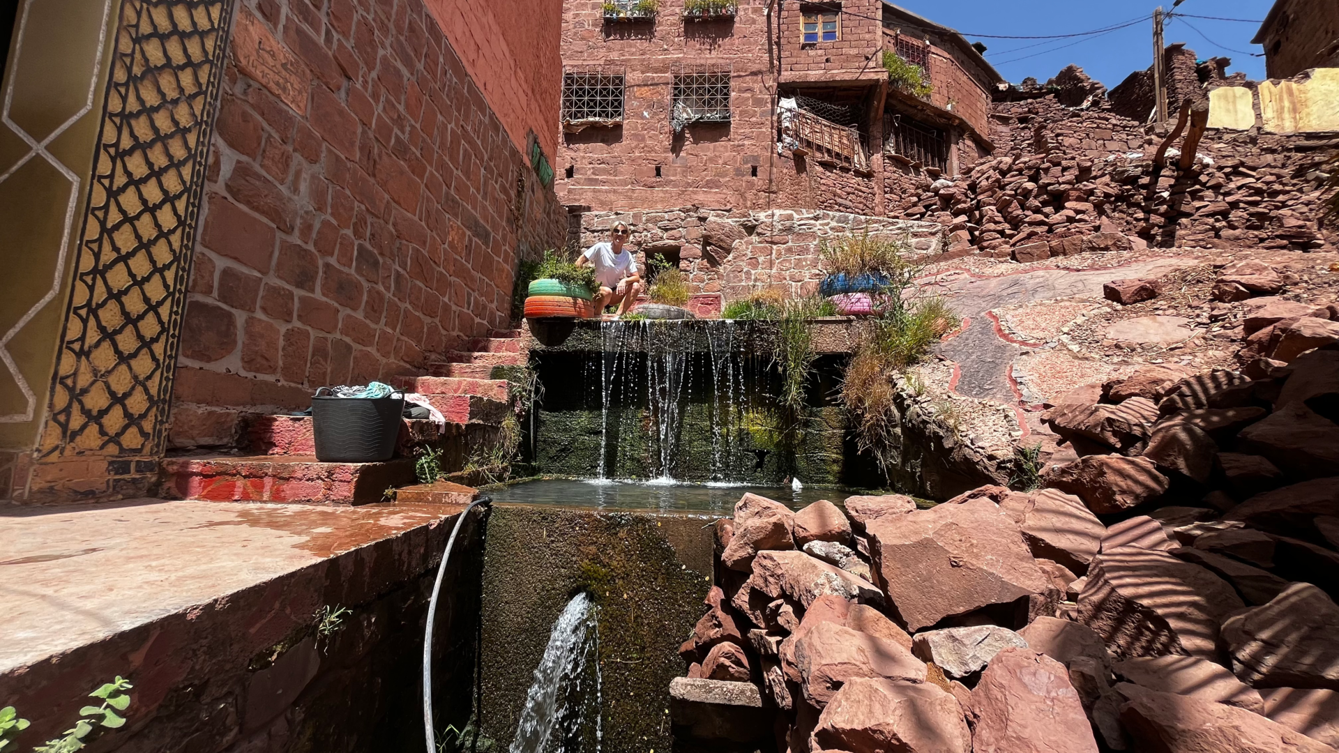 Village berbère en pierre rouge et sa source d'eau