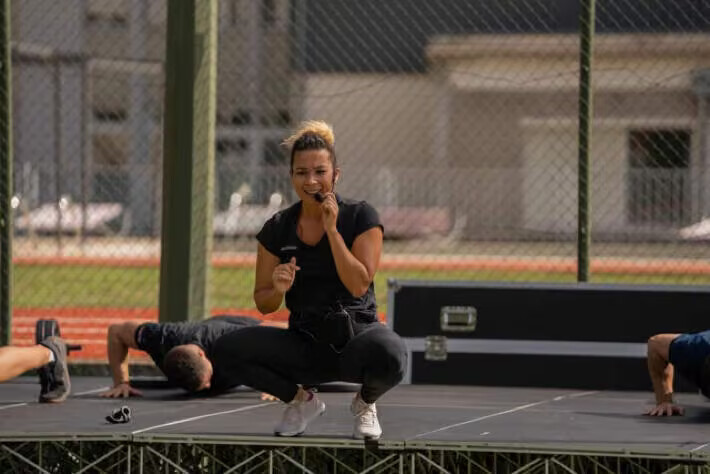 Anne-Sophie, coach sportive, pendant une séance
