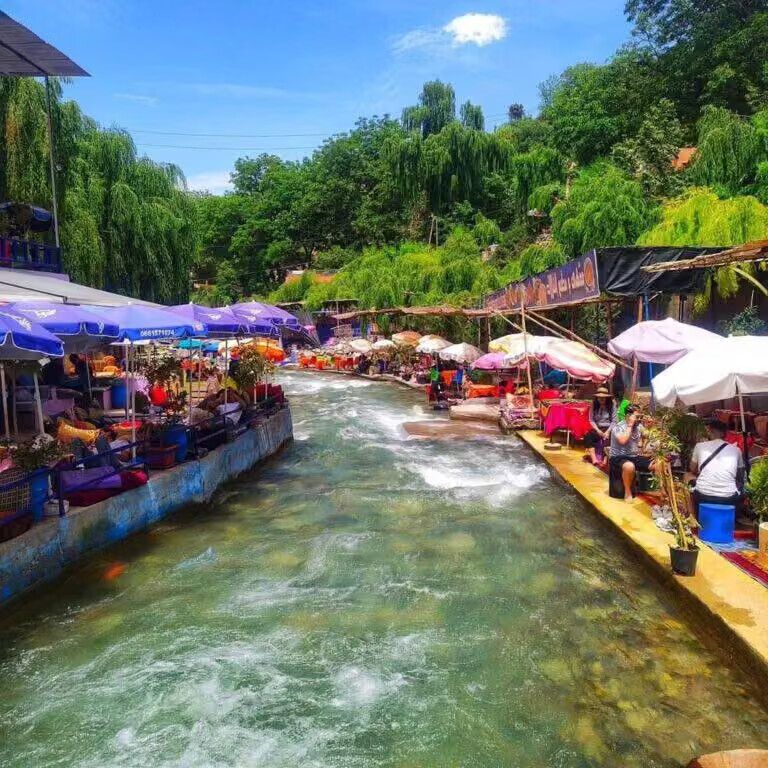 Restaurants au bord de la rivière dans la vallée de l'Ourika