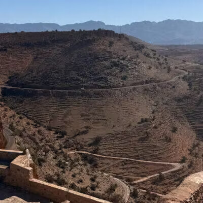 Route sinueuse dans les montagnes de l'Anti-Atlas