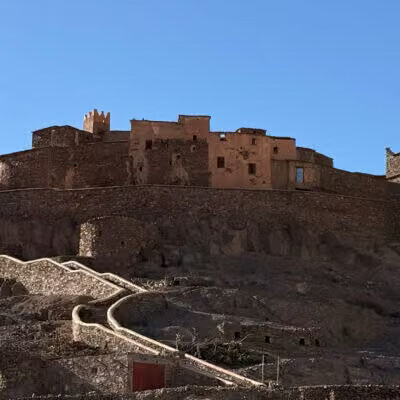 Ancien grenier collectif fortifié sur un piton rocheux