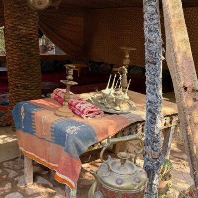 Table dressée pour le thé sous une tente berbère
